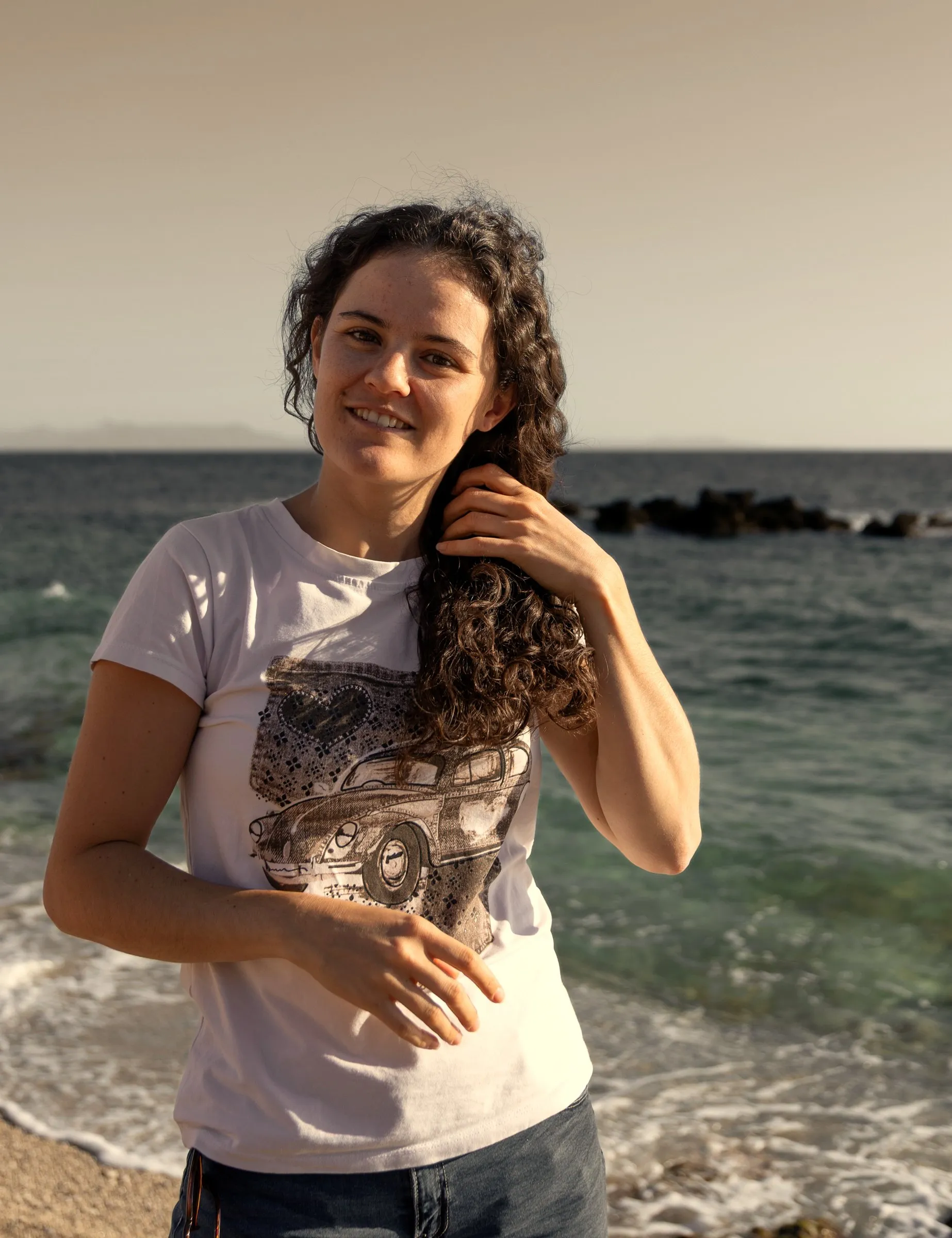 Grace lächelnd am Meer